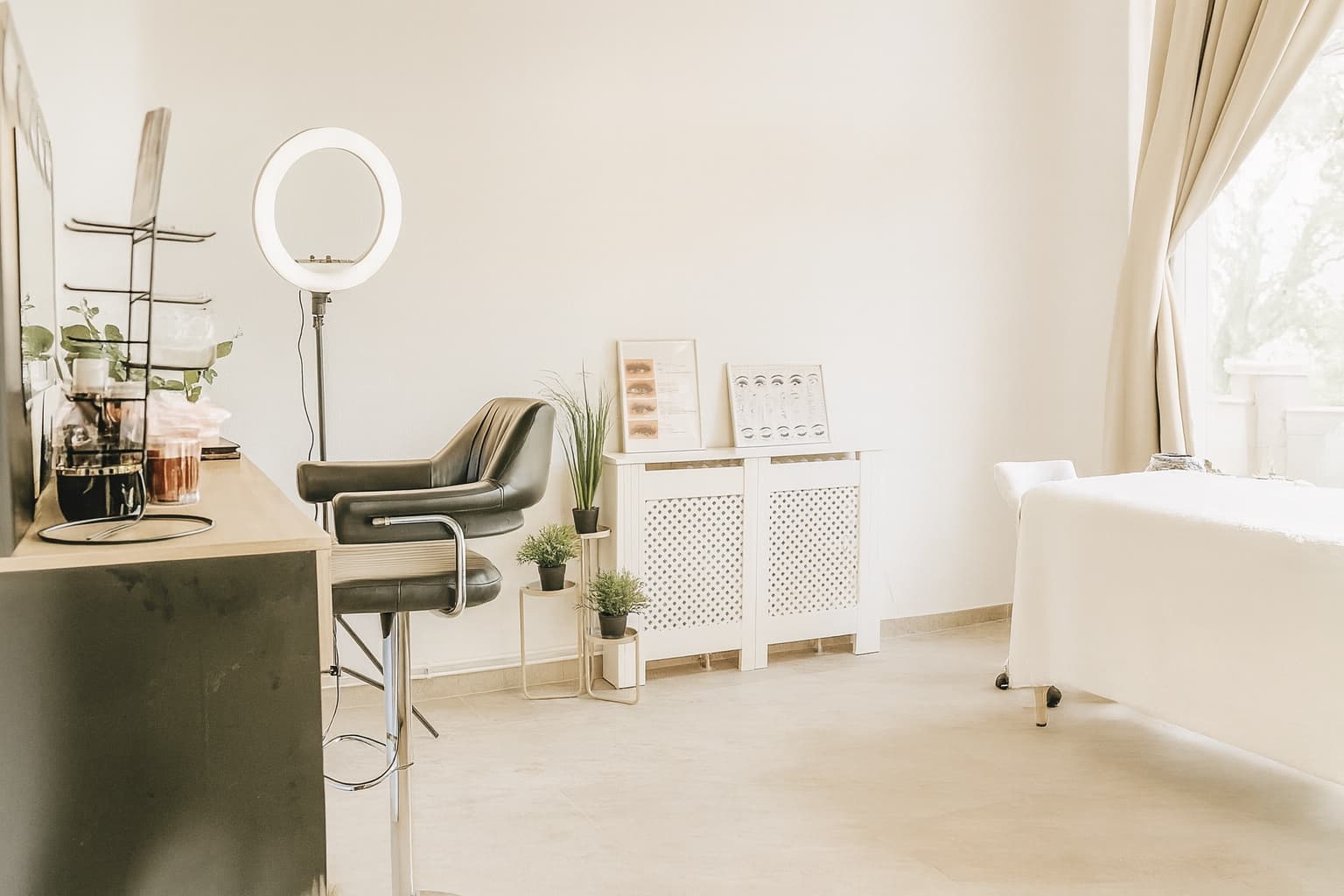 Wimpern- und Augenbrauendetails, geformt nach den natürlichen Gesichtszügen.